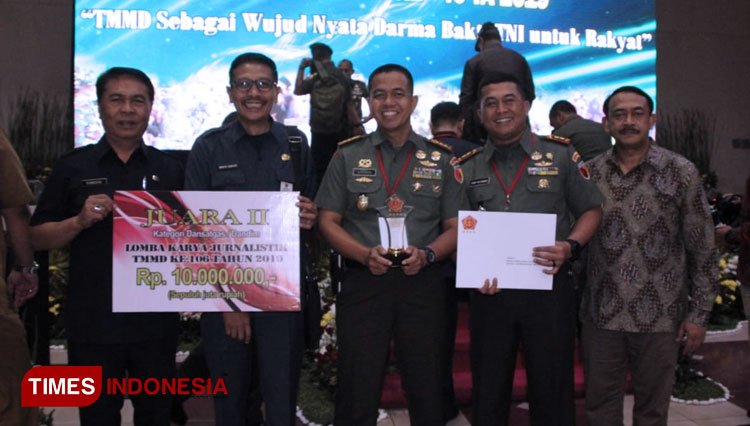 Komandan Kodim 0818, letkol Inf Ferry Muzawwad bersama Komandan Korem 083 Baladhika Jaya, Kolonel Inf Zainuddin usai menerima penghargaan juara II jurnalistik TMMD. (Foto: Kodim 0818 for TIMES Indonesia)