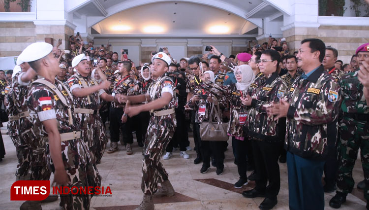 Kepala Staf Angkatan Laut (KSAL) Laksamana TNI Siwi Sukma Adji disambut dengan yel-yel Generasi Muda FKPPI. (FOTO: Hasbullah/TIMES Indonesia).