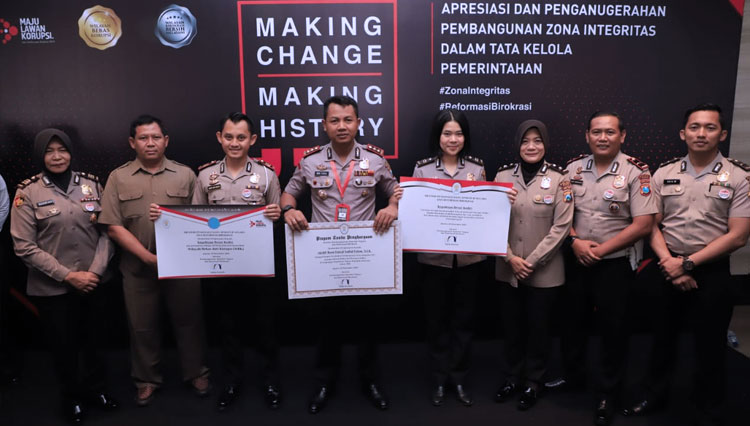 Polres Kediri menerima penghargaan