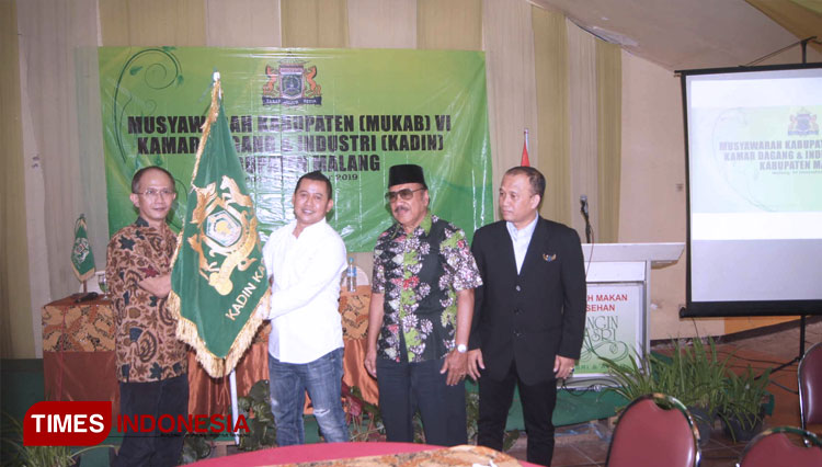 Priyo Sudibyo saat menerima bendera pataka Ikadin Kabupaten Malang (FOTO: Binar Gumilang/TIMES Indonesia)