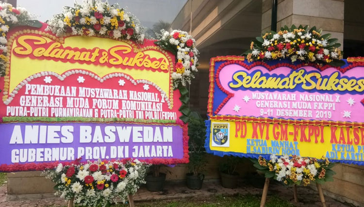 Karangan bunga ucapan selamat menghiasi halaman Kinasih Resort & Conference, Caringin, Bogor. (FOTO: Istimewa)