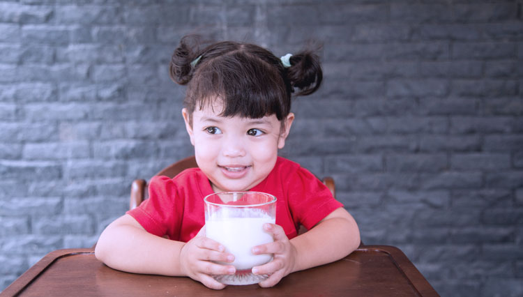 Tak Perlu Panik, Ini Kiat Mengatasi Anak Alergi Susu Sapi