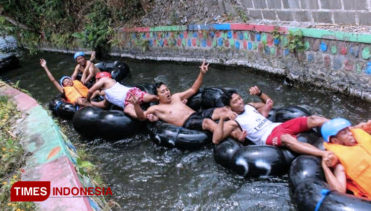  The visitors are enjoying the thrilling river tubing in Wisuta Tangkil on Tuesday (10/12/2019). (PHOTO: Sholeh/TIMES Indonesia)Tuesday, Dec