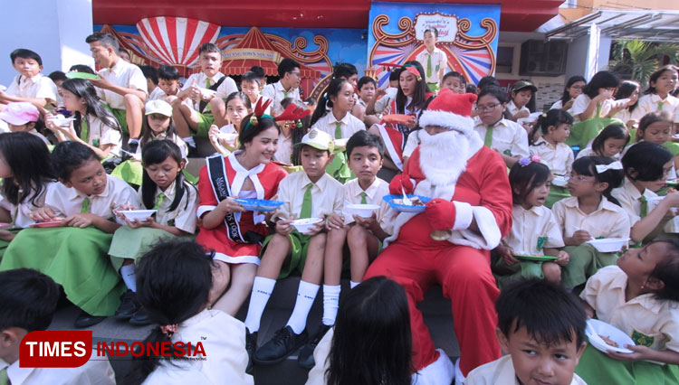 Santa gives all the kids with chocolate to celebrate the Christmas. (Picture by: Tria Adha/TIMES Indonesia)