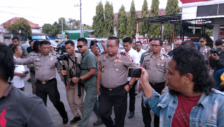 Kapolda Jawa Timur Irjen Pol Luki Hermawan ketika mendatangi SPBU di Kecamatan Blega, Kabupaten Bangkalan. (FOTO: Polres Bangkalan)
