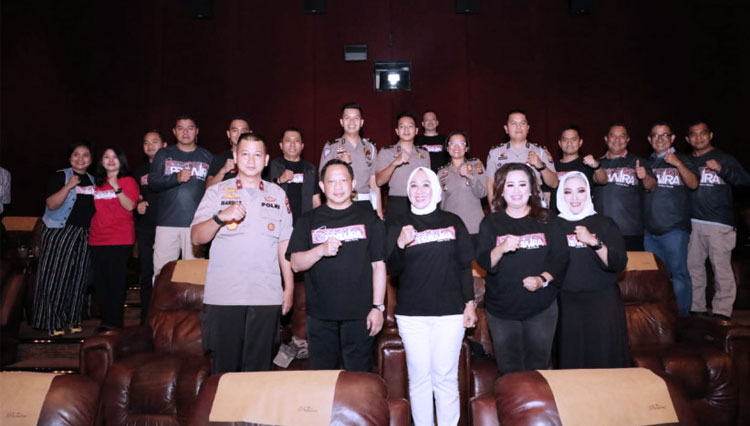 Menteri Dalam Negeri Prof. H.M. Tito Karnavian, Ph.D saat nonton bersama, Film Sang Prawira di XXI Mall Centre Point Medan, Sumatera Utara. (FOTO: Kemendagri)