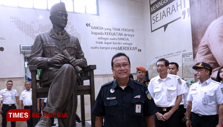 Direktur Utama PT Kereta Api Indonesia (KAI) Edi Sukmoro foto bersama patung Bung Karno di Stasiun Blitar usai meresmikannya, Rabu (11/12/2019). (Foto: Sholeh/Times Indonesia)