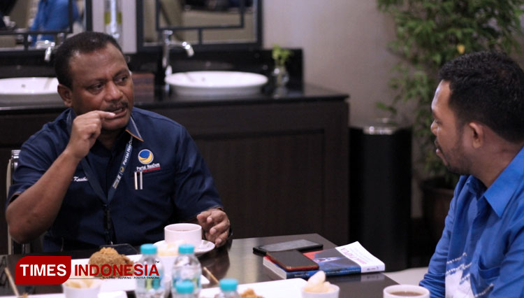 urnalis TIMES Indonesia, Muliansyah (kanan) bersama bupati Teluk Bintuni, Petrus Kasihiw. (foto: dj TIMES Indonesia)