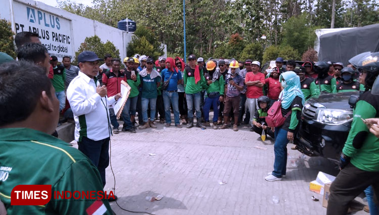 Buruh Demo Pt Aplus Pacific Di Panceng Jalur Pantura Macet Times Indonesia 