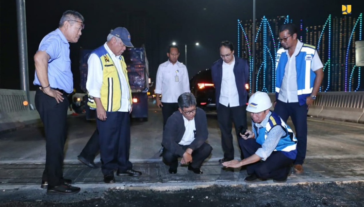 Menteri Basuki saat meninjau kesiapan Jalan Tol Layang Japek, Rabu (11/12/2019). (FOTO: Biro Komunikasi Publik Kementerian PUPR RI)