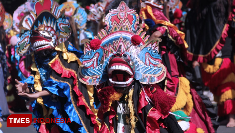 Atraksi rampak barong turut memeriahkan acara Malang Ancen Mbois, Berani Jujur di Balai Kota Malang. (Foto: Tria Adha/TIMES Indonesia)