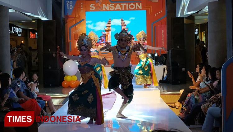 Davdan Show Bali, menampilkan Treasure of the Archipelago, dalam 3th Anniversary Level 21 Mall Bali.(foto: Imadudin M/TIMES Indonesia)