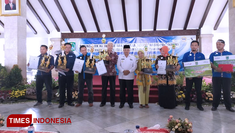Bupati Malang Drs HM Sanusi MM, Foto bersama penerima Bansos di Pendopo Kabupaten Malang, JL KH Agus Salim Malang, Rabu (11/12).