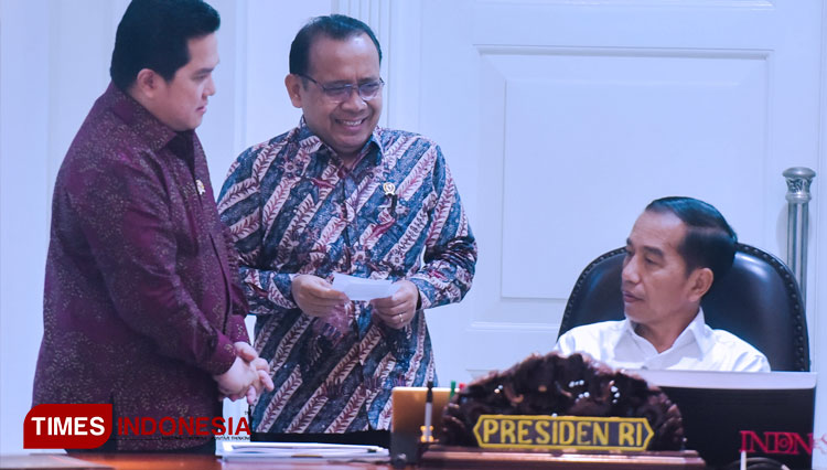 Menteri BUMN Erick Thohir didampingi Mensesneg, Pratikno mendengarkan arahan Presiden RI Jokowi, sebelum mengikuti rapat terbatas di Kantor Presiden, Jakarta, Rabu (11/12/2019). (FOTO: Setkab RI for TIMES Indonesia) 