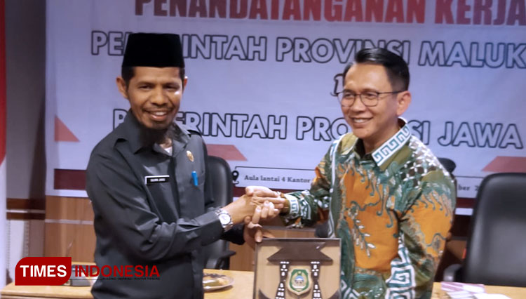 Penyerahan Cenderamata oleh Ass III Salmin Janidi kepada Karo Kerjasama dan Pemerintahan Jawa Barat.(foto: Wahyudi Yahya)