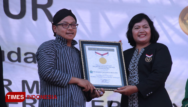 Wali Kota Malang Sutiaji saat menerima penghargaan dari MURI. (Foto: Tria Adha/TIMES Indonesia)