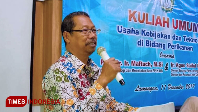 Rektor Unisla, Bambang Eko Muljono memberikan sambutan dalam kuliah umum di auditorium Unisla, Selasa (11/12/2019). (Foto: Ja’far Shodiq/AJP TIMES Indonesia)