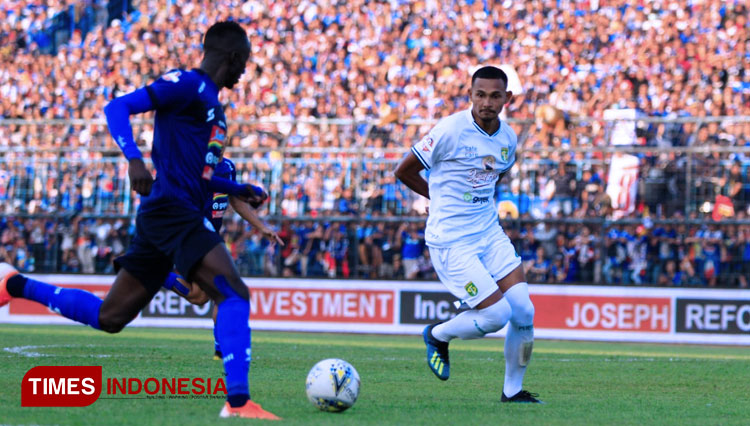 Pertandingan Arema FC vs Persib Bandung beberapa waktu lalu. (FOTO: Tria Adha/TIMES Indonesia)