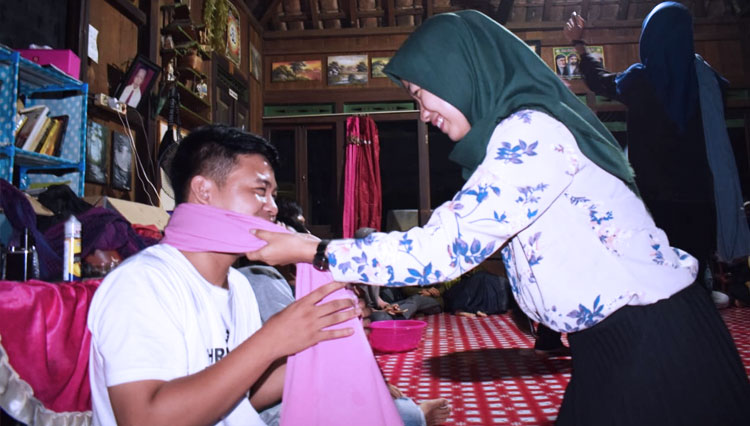 Mengenal Tradisi 'Ningkuk' Budaya Perkenalan Bujang Gadis