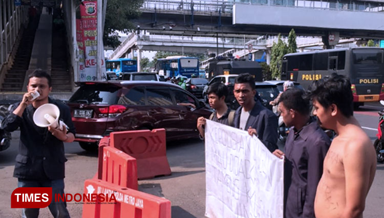Forum Diskusi Mahasiswa Unindra (FDMU) saat menggelar aksi di depan Polda Metro Jaya (FOTO: Edi Junaidi Ds/TIMES Indonesia)