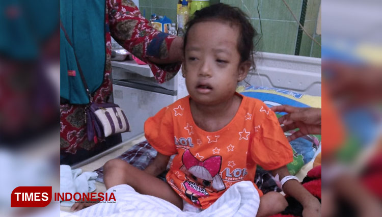 Intan Auliana Rahmadhani (8) siswa SDN 1 Talangkembar, Tuban, didiagnosa atau terdiagnosa leukimia, Jumat, (12/12/2019). (Foto: Ahmad Istihar/TIMESIndonesia)