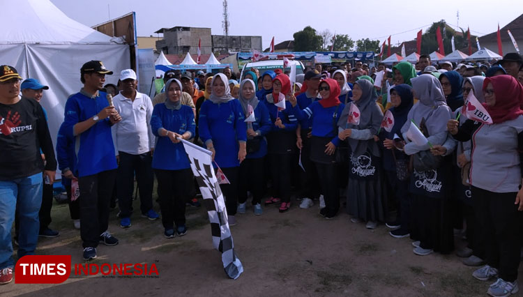 Bupati Madiun dan Ny Penta Dawami memberangkatkan peserta gerak jalan sehat. (Foto: Yupi Apridayani/TIMES Indonesia)