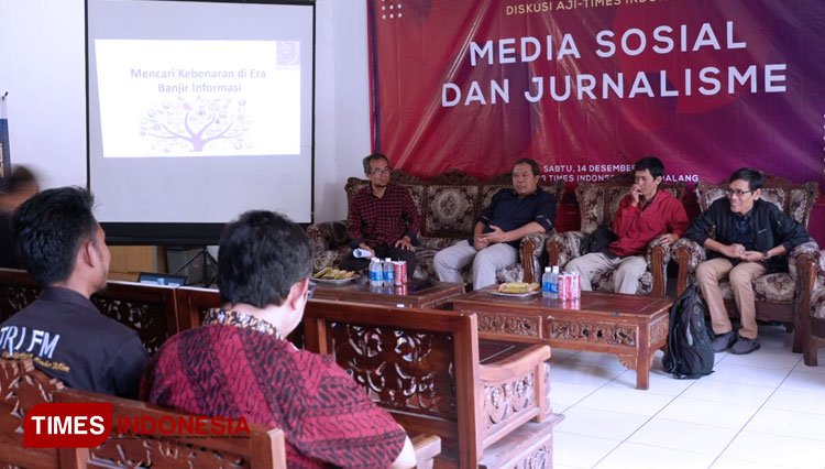 Diskusi bersama di Kantor TIMES Indonesia menyoal fenomena media sosial dan jurnalisme. (Foto: Tria Adha/TIMES Indonesia)