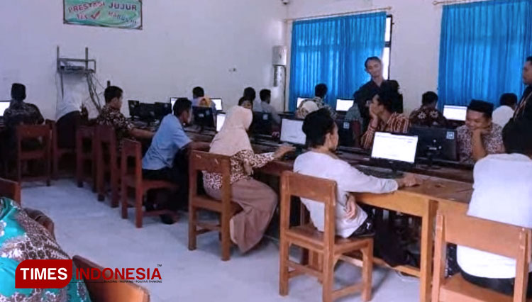 Para peserta seleksi Panwascam menjalani tes tulis berbasis online, Sabtu (14/12/2019). (FOTO: MFA Rohmatillah/ Times Indonesia)