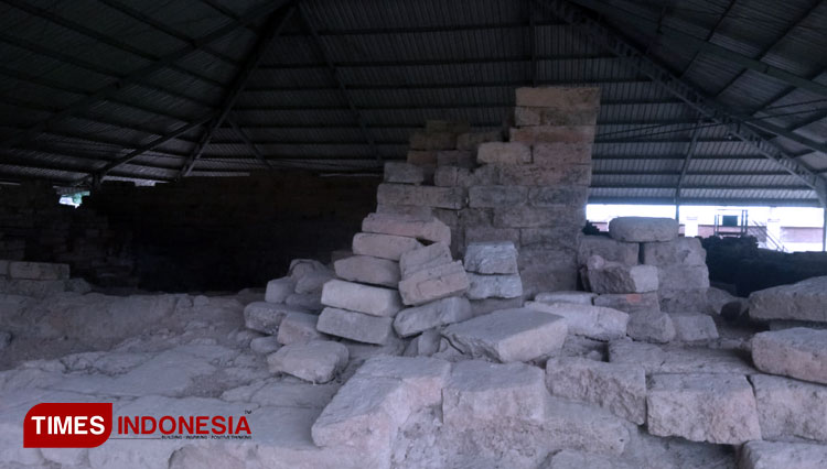 Candi-Gentong-di-Mojokerto-b.jpg