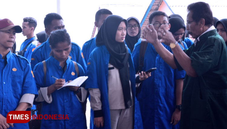 Mahasiswa Polbangtan Malang mendengae penjelasan saat studi lapangan di BBPTUHPT Baturraden. (Foto: Humas Polbangtan Malang for TIMES Indonesia)