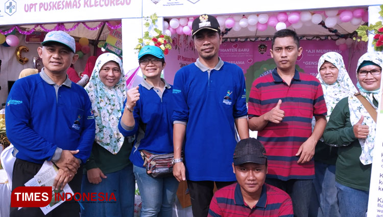 Bupati Madiun, Kepala Dinkes dan petugas Puskesmas Mlilir bersama dua ODGJ yang sekarang bisa hidup normal. (Foto: Yupi Apridayani/TIMES Indonesia)