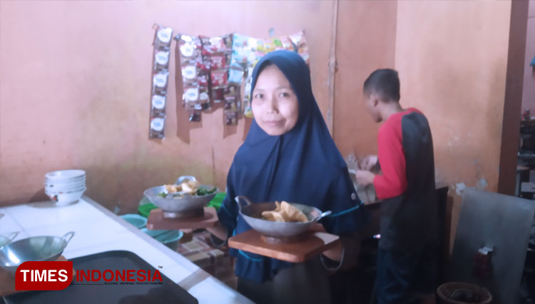 Budi Wati siap menyajikan mie ayam untuk pembeli di warungnya (FOTO: Totok Hidayat/TIMES Indonesia)