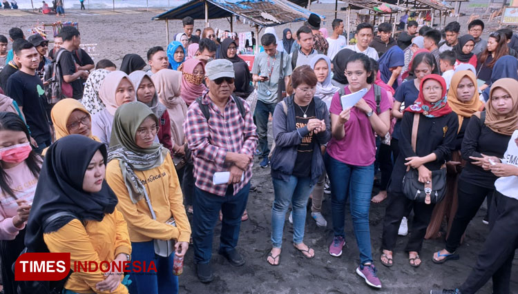 Penanaman Karakter bagi Mahasiswa Lewat Kegiatan Bersih Pantai