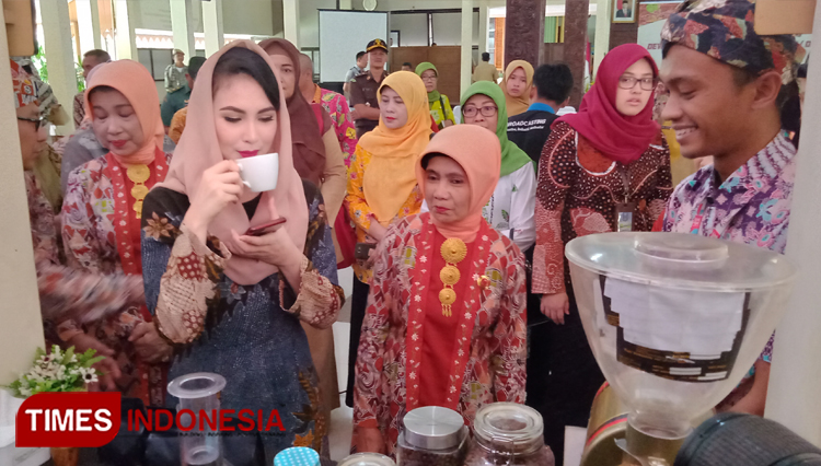 Ketua Dekranasda sekaligus Istri Wakil Gubernur Jawa Timur Arumi Emil Dardak, saat mencicipi kopi Bondowoso (FOTO: Moh Bahri/TIMES Indonesia).