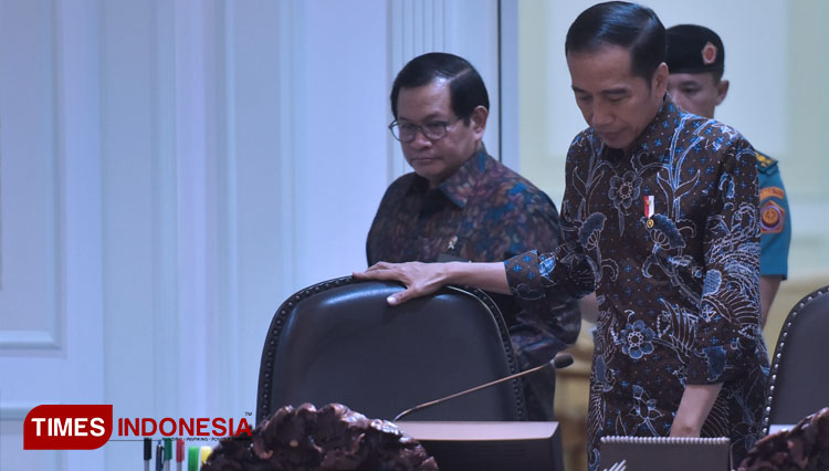 Presiden Jokowi didampingi Sekretaris Kabinet Indonesia Maju, Pramono Anung memasuki Kantor Presiden, Jakarta, untuk memimpin Rapat Terbatas tentang Persiapan Pemindahan Ibukota, Senin (16/12/2019) siang. (FOTO: Humas Setkab/TIMES Indonesia)