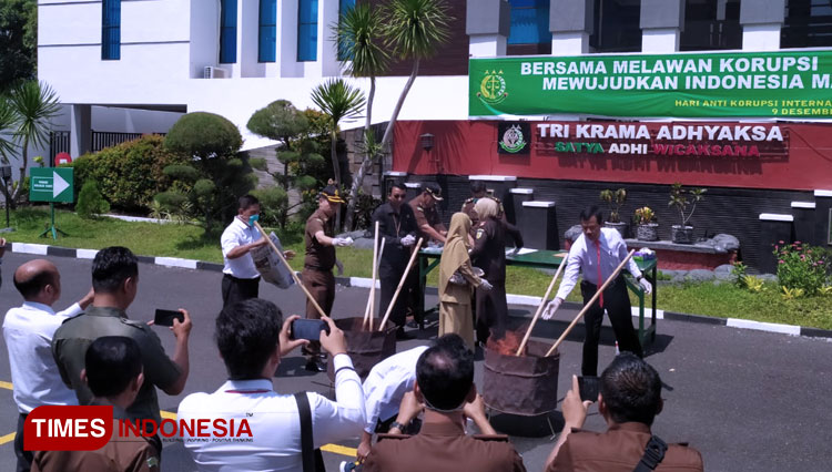 Pemusnahan BB narkoba di Kejaksaan Tinggi Negeri Kabupaten Bondowoso Jawa Timur. (FOTO: Moh Bahri/TIMES Indonesia)