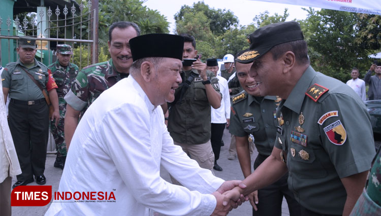 Pangdam V/Brawijaya Mayjen TNI Wisnoe saat meninjau pengobatan massal dan khitan gratis Kodam Brawijaya di Jalan Dacota Simo Gunung, Surabaya, Minggu (14/12/2018) kemarin. (Foto: Istimewa)