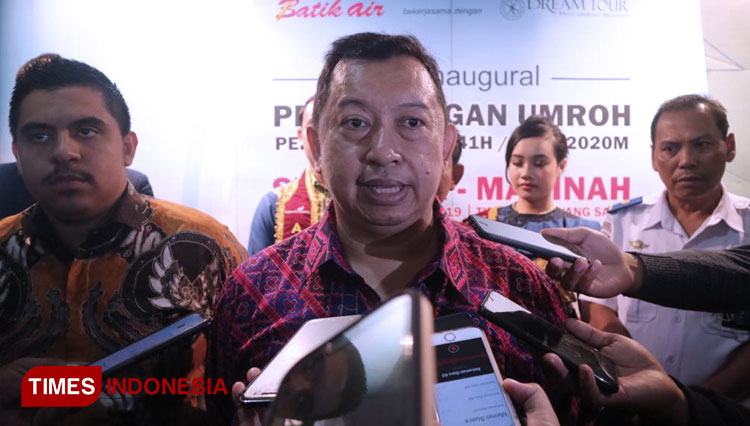 Chief Executive Officer (CEO) Batik Air, Capt. Achmad Luthfie (tengah) bersama Presiden Direktur Dream Group, Muhammad Umar Bakadam (kiri), saat meresmikan penerbangan perdana Batik Air-Dream Tour di Bandara Juanda, Selasa (17/12/2019).(Foto: Lely)
