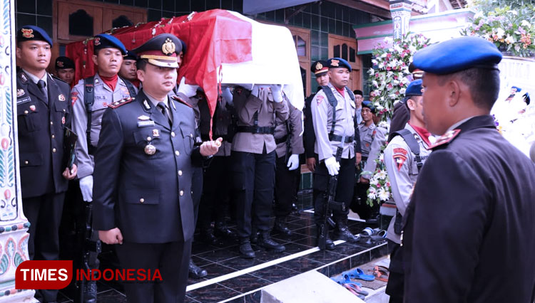 Kapolres Arief Fitrianto pimpin pemberangkatan jenazah Bribda Fredy Kusbiantoro menuju kepemakaman, Selasa (17/12/2019). (foto: Marhaban/TIMES Indonesia)