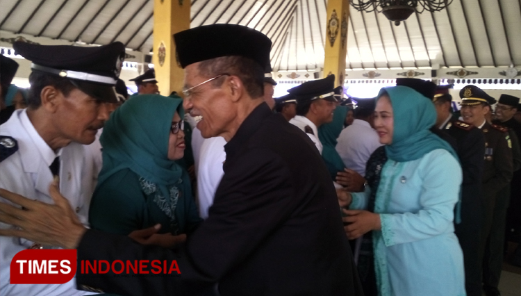 Bupati Magetan, Suprawoto saat menyalami kepala desa terpilih periode 2019-2025 di Pendapa Surya Graha Magetan, Selasa (17/12/2019). (Foto: M Kilat Adinugroho/TIMES Indonesia)
