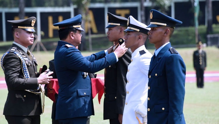 Panglima TNI Marsekal Hadi Tjahjanto saat melantik dan mengambil sumpah 92 Perwira Karier di Akademi Militer Magelang, Selasa (17/12/2019). (foto: TNI AD)