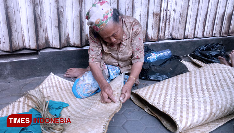 Sarinem the mat maker. (Picture by: Moh Ramli/TIMES Indonesia)
