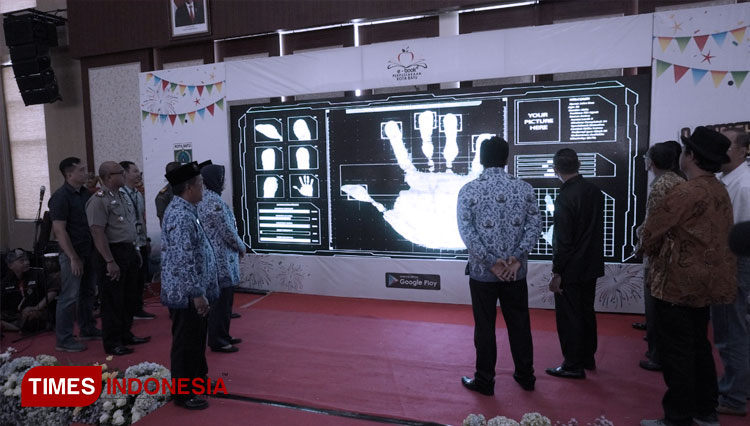 Sekda Kota Batu, Zadiem Efisiensi saat melauncing perpustakaan digital. (FOTO: Dinas Perpilustakaan Kota Batu/TIMES Indonesia)