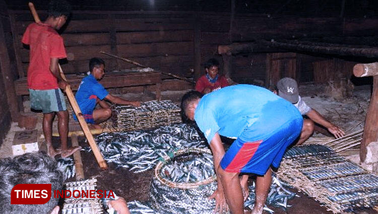 Suasana dalam dasing, tempat asar ikan roa. (Foto: Pep for TIMES Indonesia)