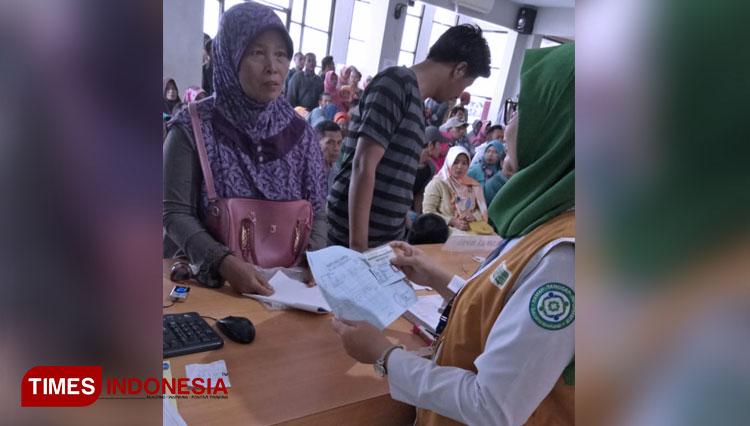 Petugas Berompi Kuning