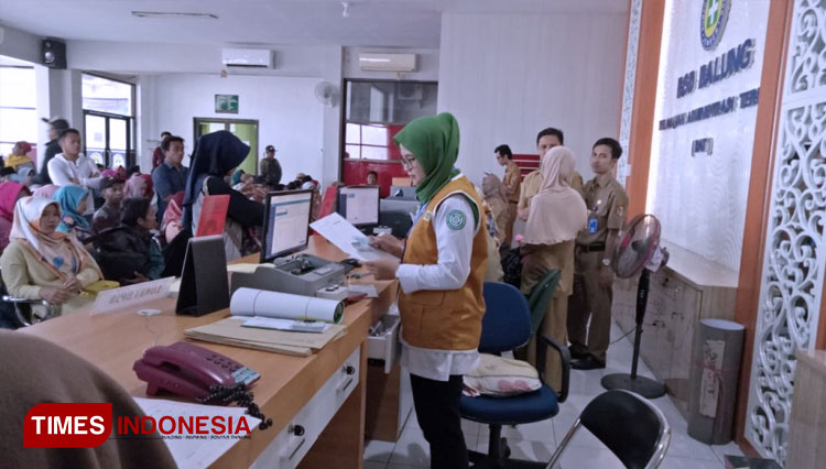 Petugas Berompi Kuning