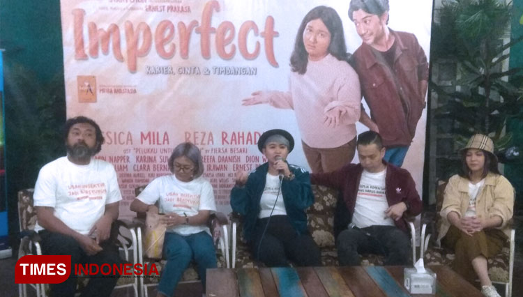Sutradara Ernest Prakasa dan para pemain film Imperfect saat konferensi pers di XXI Jogja City Mall, Selasa (17/12/2019). (FOTO: Dwijo Suyono/TIMES Indonesia)