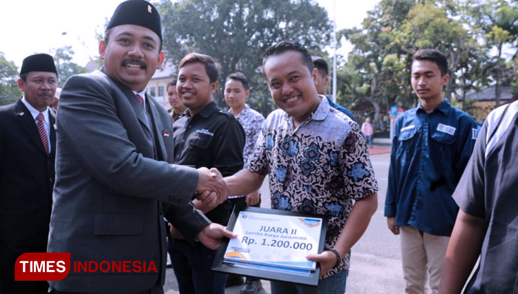 Wabup Ngawi menyerahkan piagam penghargaan untuk TIMES Indonesia untuk karya jurnalistik. (Foto: Humas Pemkab Ngawi for TIMES Indonesia)