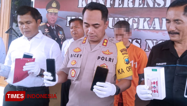 Kapolres Ngawi AKBP Decky Ario bersama tersangka pencurian ilmu sirep dan barang bukti hasil kejahatan (Foto: Ardian Febri TH /TIMESIndonesia)