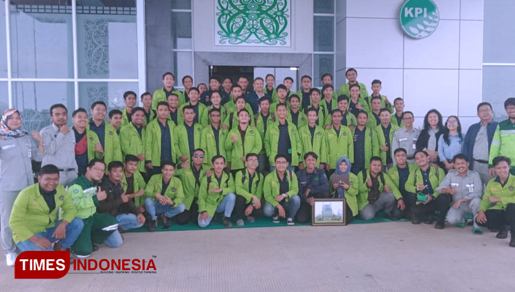 55 Mahasiswa Politeknik Negeri saat berfoto bersama manajemen PT KPI. (Foto: Kusnadi/TIMES Indonesia)